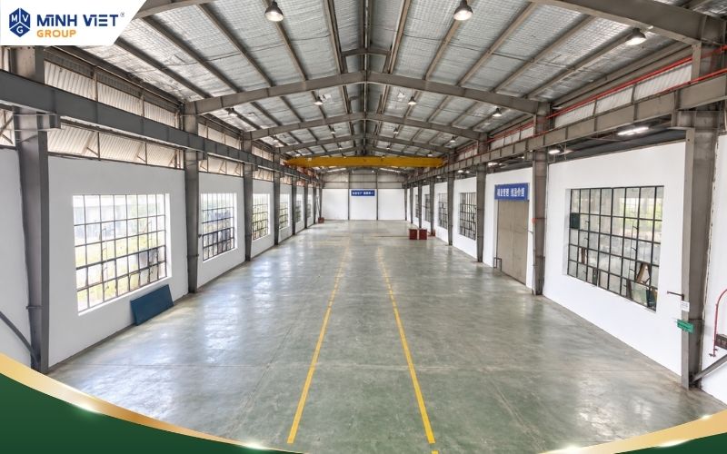 Góc rộng bên trong kho xưởng Liên Ninh với mặt bằng trống